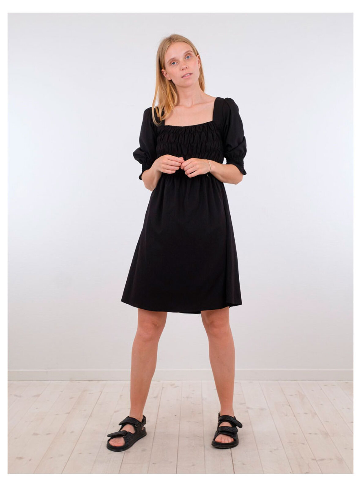 A'POKE - Neo Noir Solid Dress Black - Shop sort smock kjole