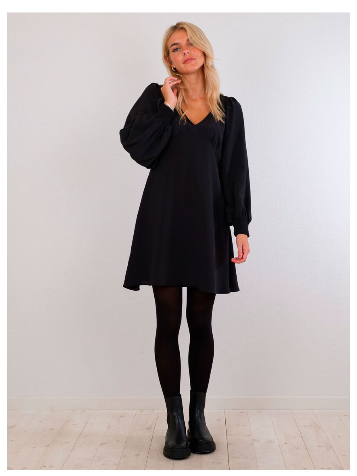 A'POKE Neo Noir Tez Mini Crepe Dress Black - Shop sort crepe kjole
