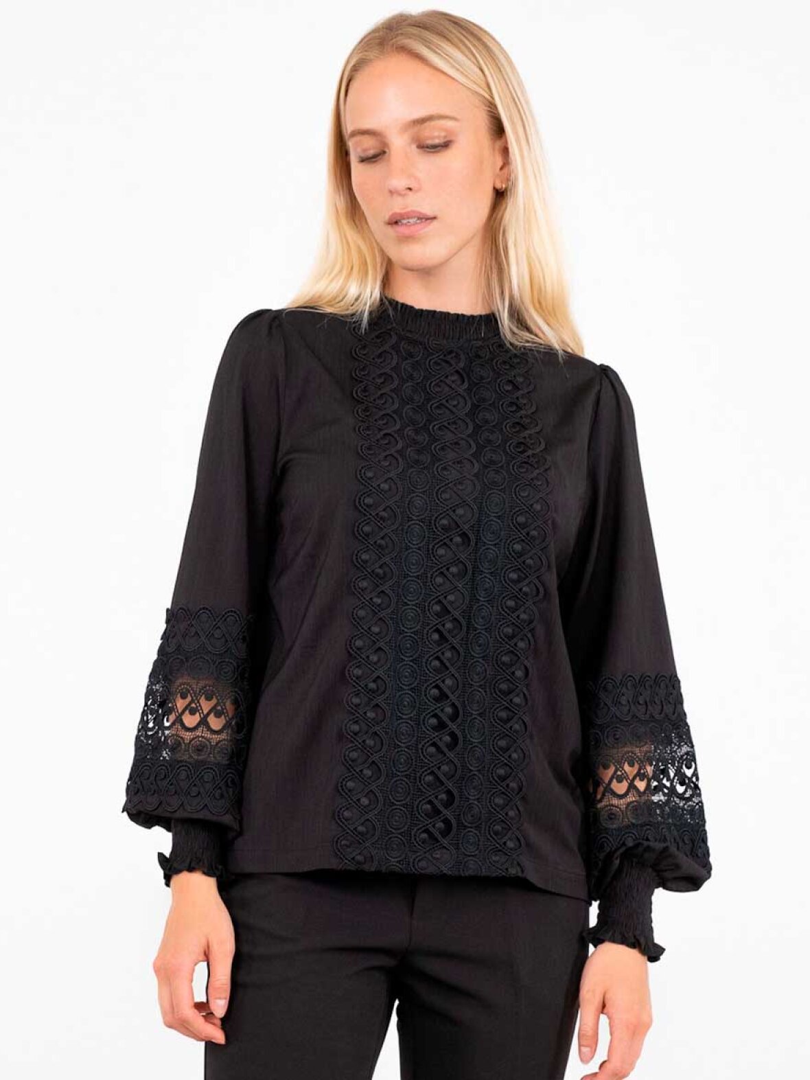 A'POKE Neo Noir Katie Embroidery Blouse Black