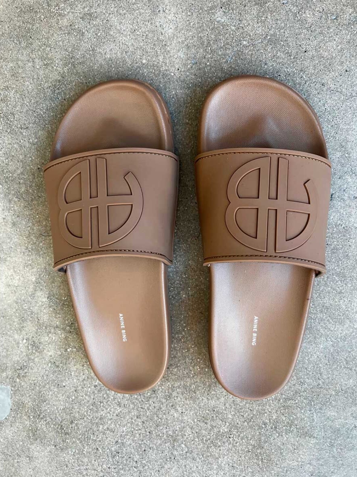 A'POKE Anine Bing Isla Slides Camel Monogram