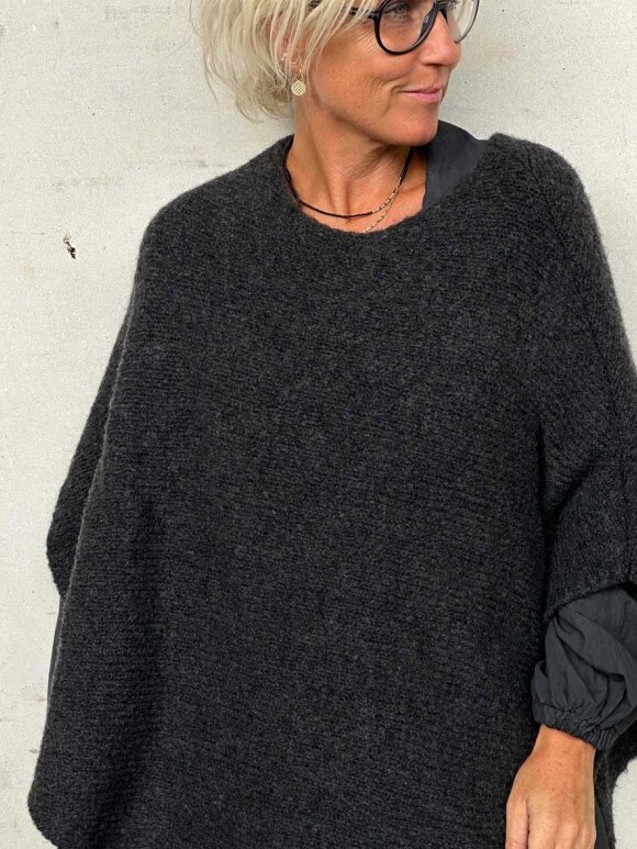 Black Colour - BCPella Boucle Poncho