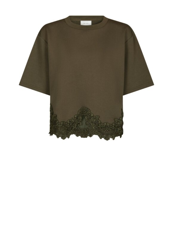 Neo Noir - Iria Lace Tee